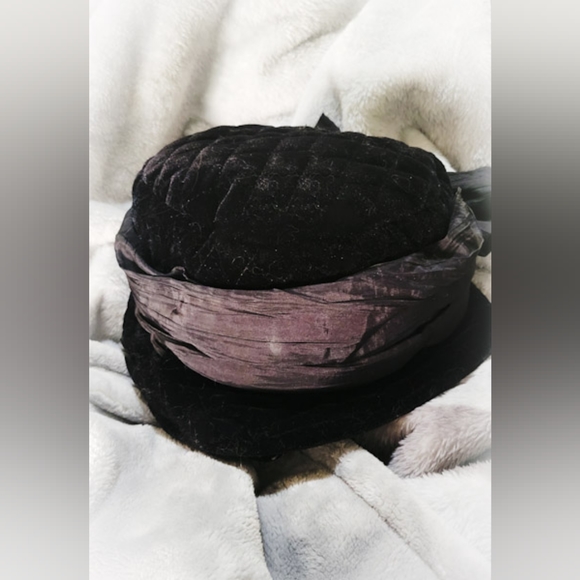 Vintage-Style Alessandra Bacci Bucket Hat with Vintage Red Brooch - Italian - Picture 5 of 6